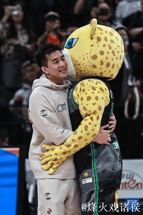 韩德君17分辽宁胜广州 郭艾伦领取冠军戒指